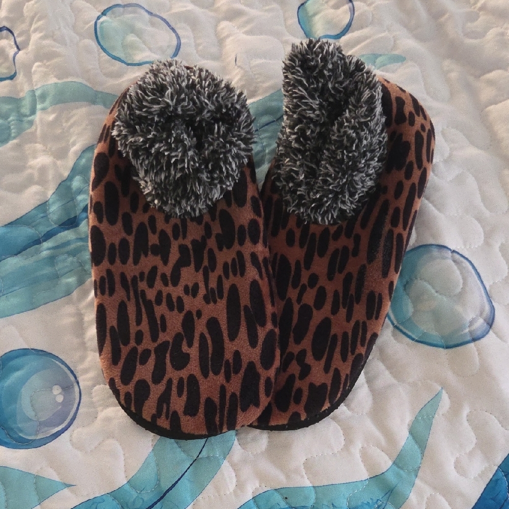 Leopard Print Fuzzy Slippers